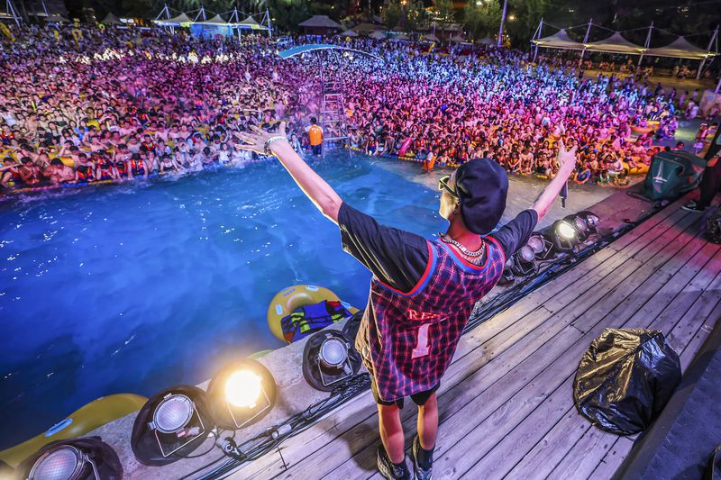 Wuhan water park packed for weekend party as coronavirus concerns wane