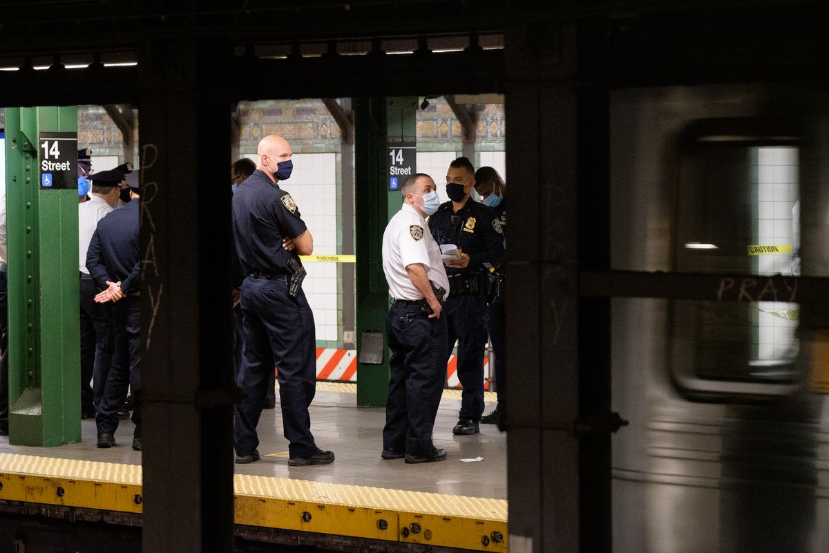 Mugger shoots man in leg on subway train at Union Square