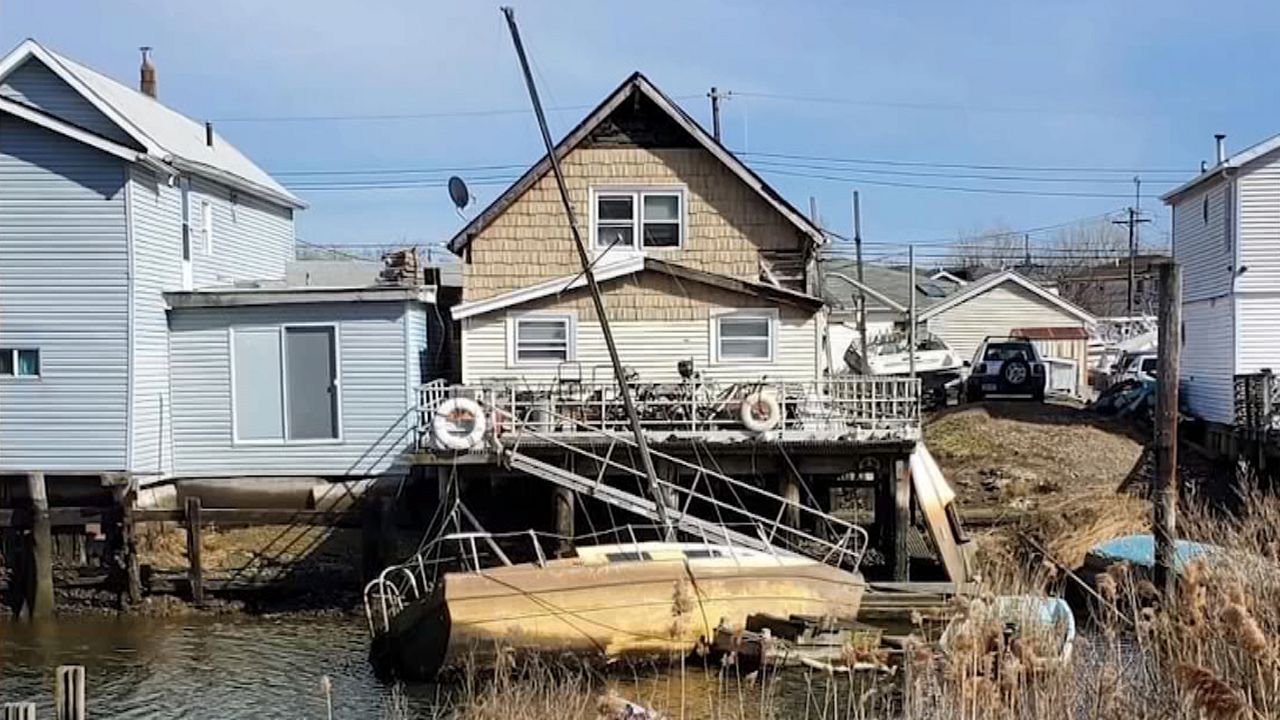 New bill would task city with clearing waterways of derelict boats