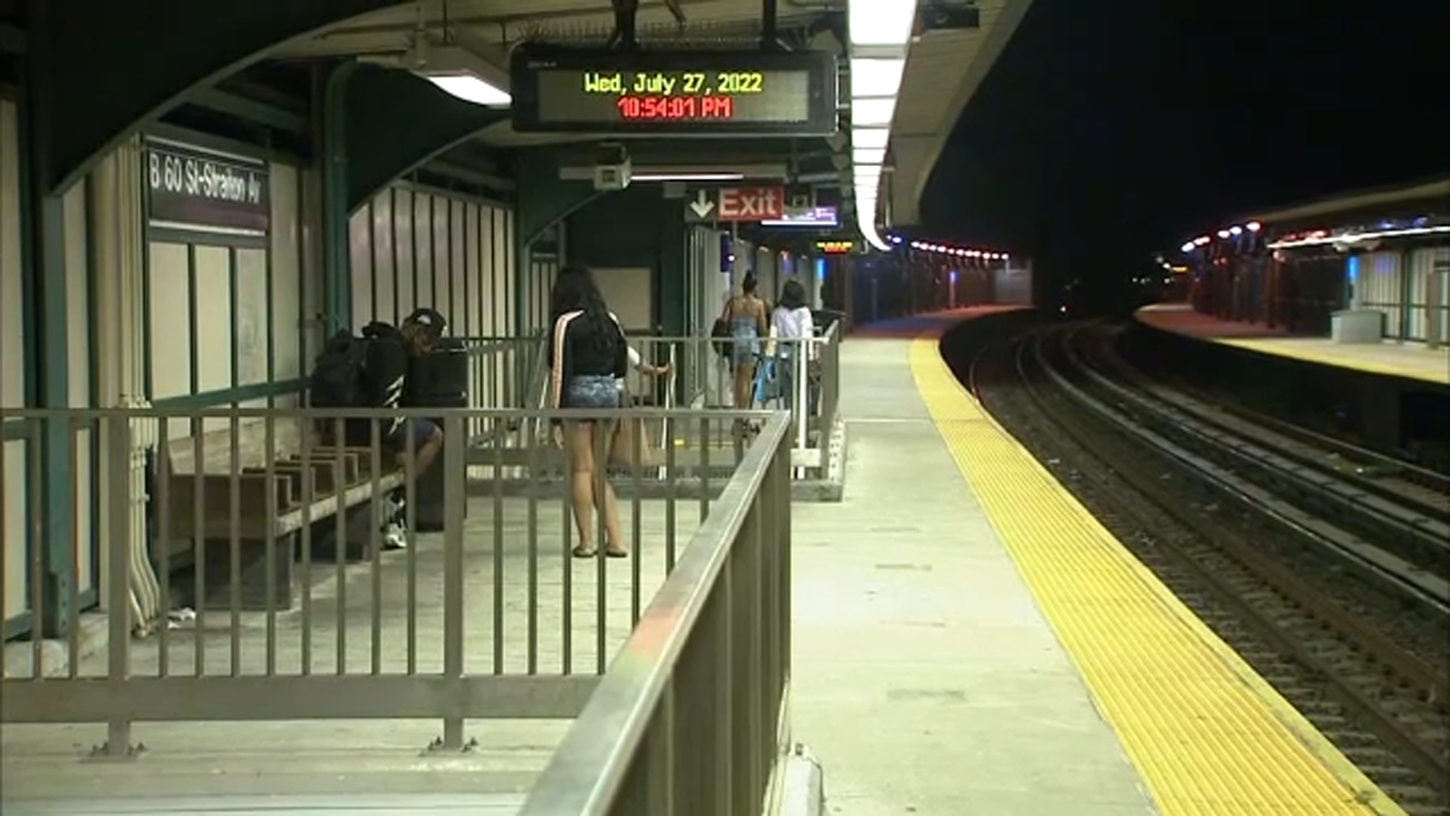 18-year-old man shot in leg while riding subway train in Queens