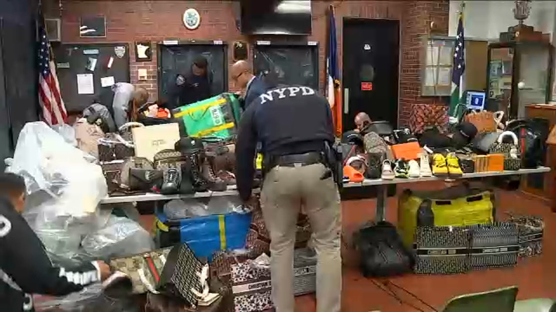 Police bust illegal Manhattan street vendors, seize $10M+ worth of luxury knock offs￼