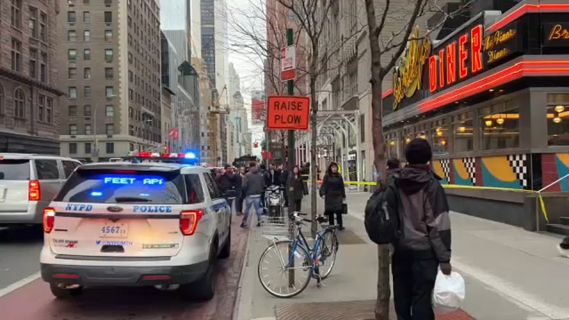 61-year-old woman stabbed twice in shoulder by unknown man in Midtown, Manhattan