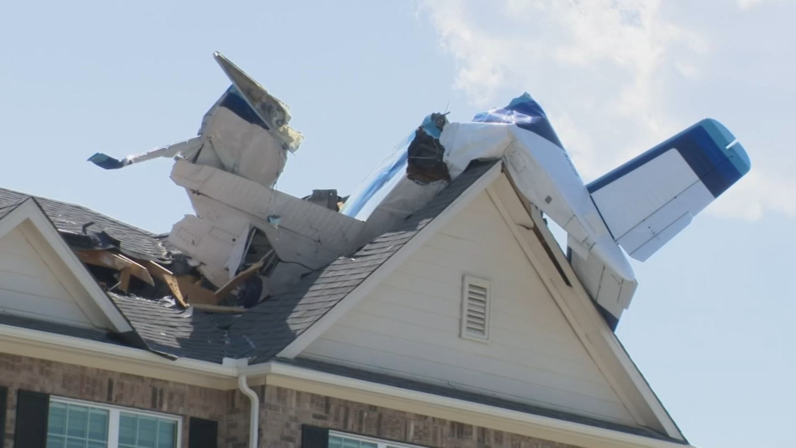 3 injured after airplane crashes, hits home in Texas