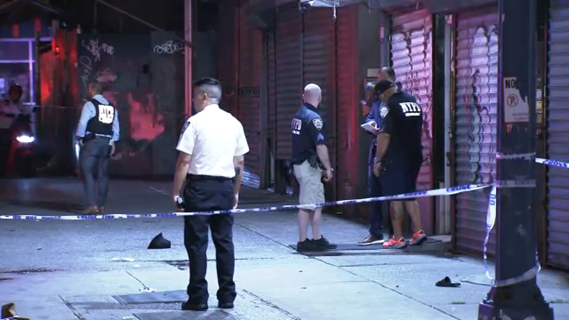 3 people slashed in Williamsburg; police searching for suspect