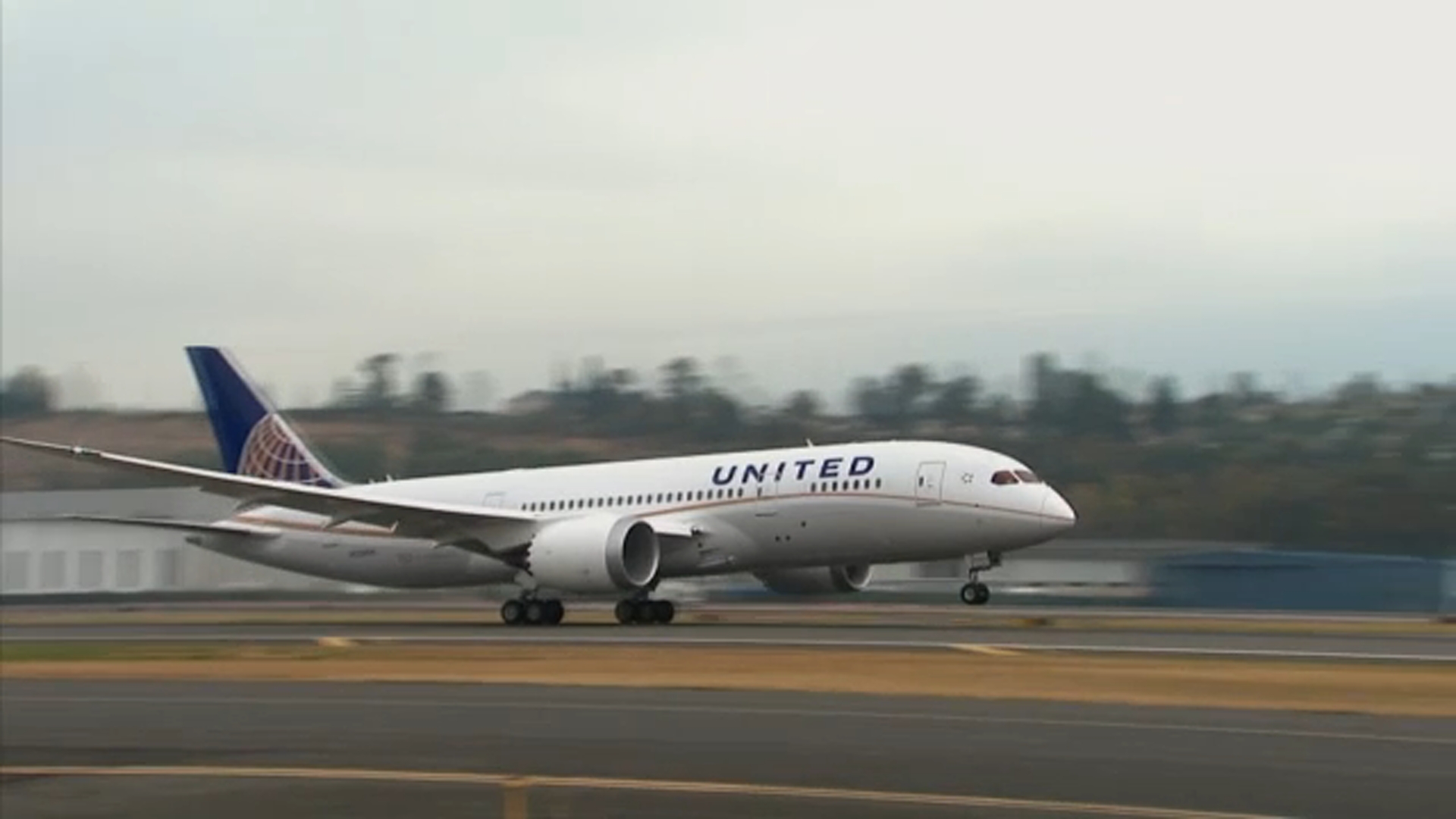 Tire on United Airlines flight catches fire after landing at Newark Airport